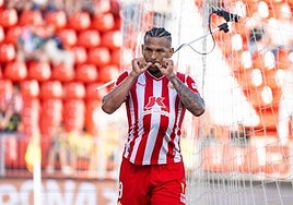 El Almería llega a Segunda con un 'pan bajo' el brazo, o ¿era un balón?