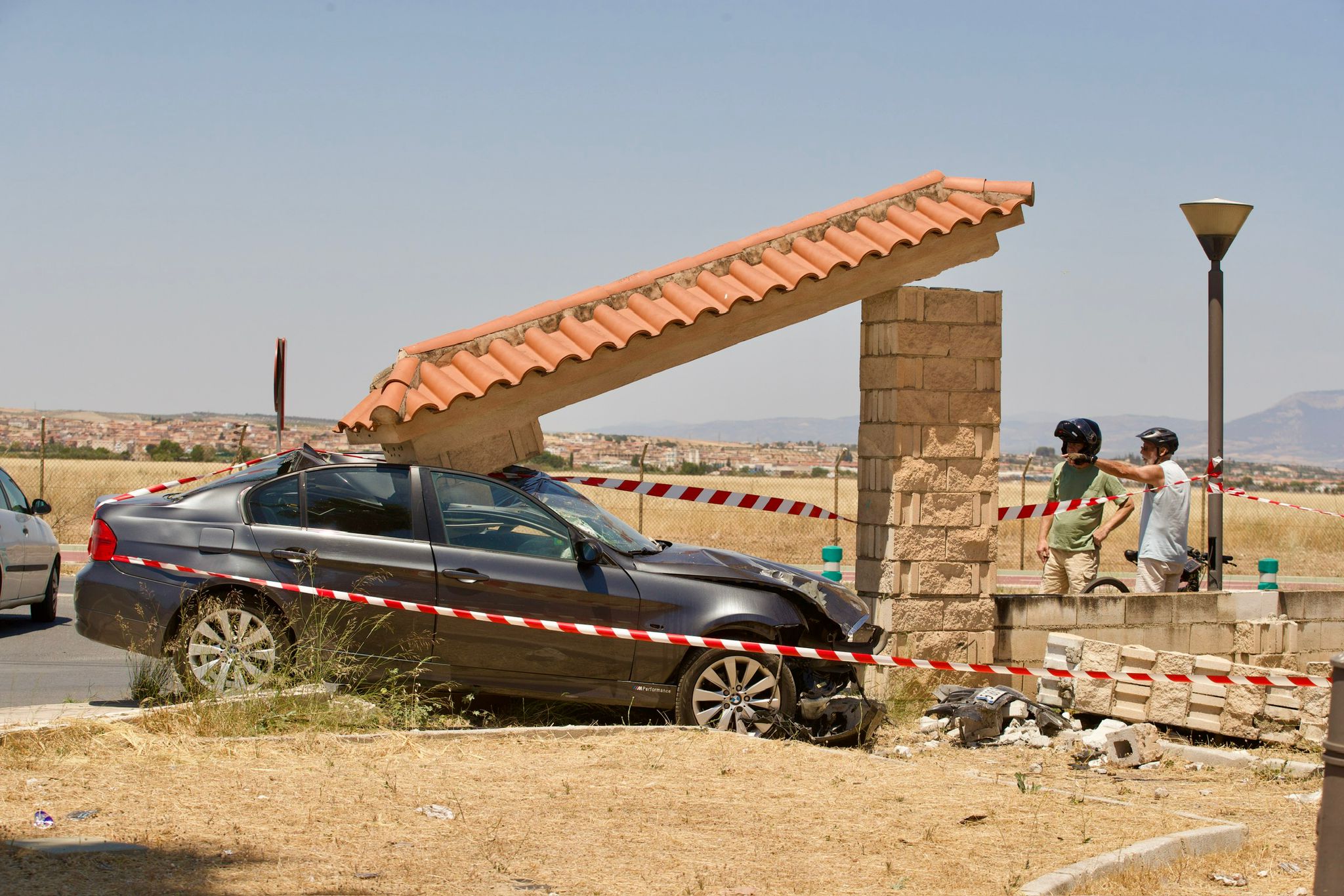 Las imágenes del coche abandonado y empotrado en una rotonda de Granada