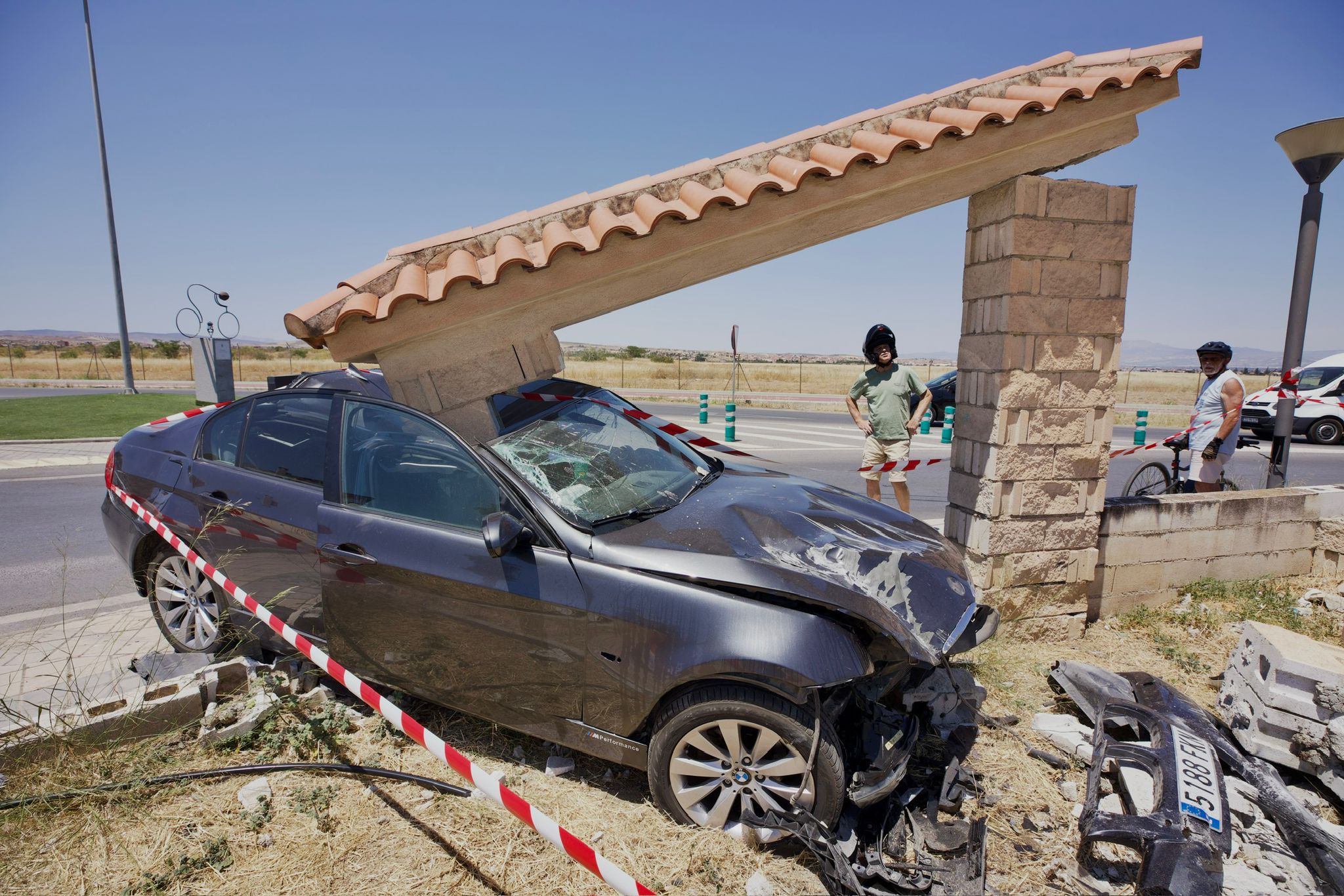 Las imágenes del coche abandonado y empotrado en una rotonda de Granada