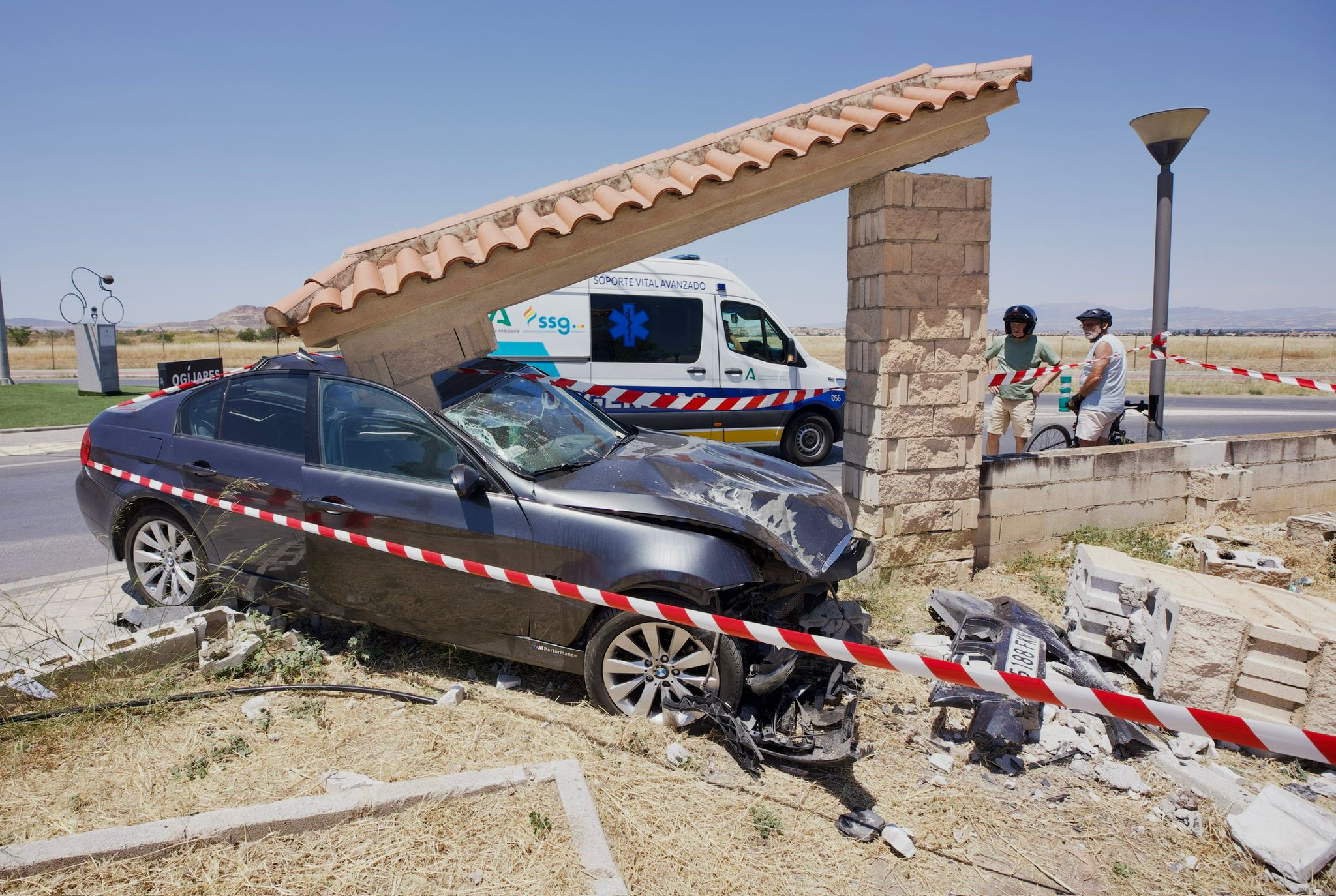 Las imágenes del coche abandonado y empotrado en una rotonda de Granada