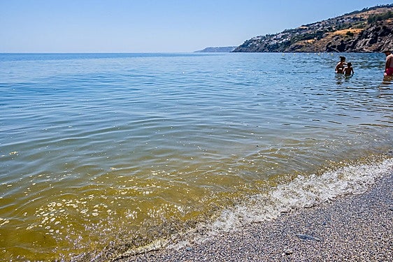 Las imágenes del regreso de la mancha a la playa de Salobreña