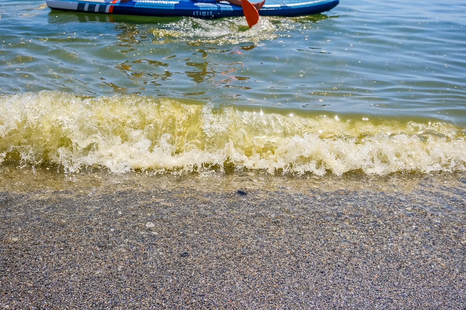 Las imágenes del regreso de la mancha a la playa de Salobreña