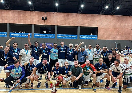 Equipo vencedor del Club Balonmano Granada Veteranos.