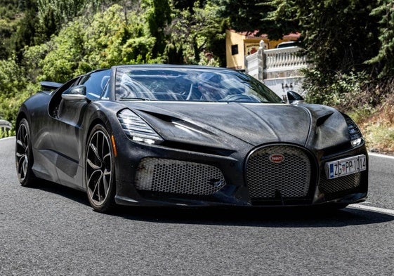 El coche Bugatti W16 Mistral en Sierra Nevada.