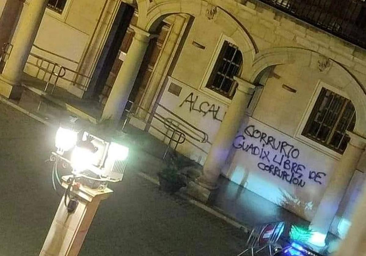 Pintadas en la fachada del Ayuntamiento de Guadix