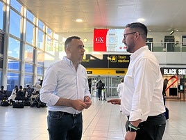 Francis Rodríguez conversa con el diputado Antonio Mancilla a su llegada a Londres.