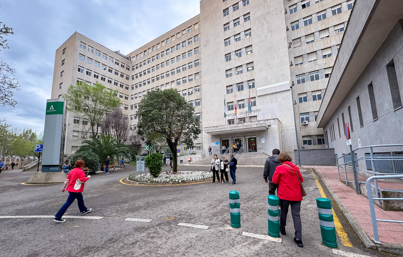 Movimiento a la entrada del hospital Doctor Olóriz de Granada.