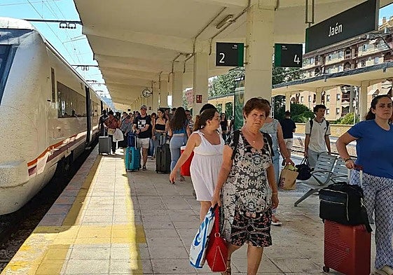 Viajeros llegando a la estación de Jaén, el verano del año pasado.