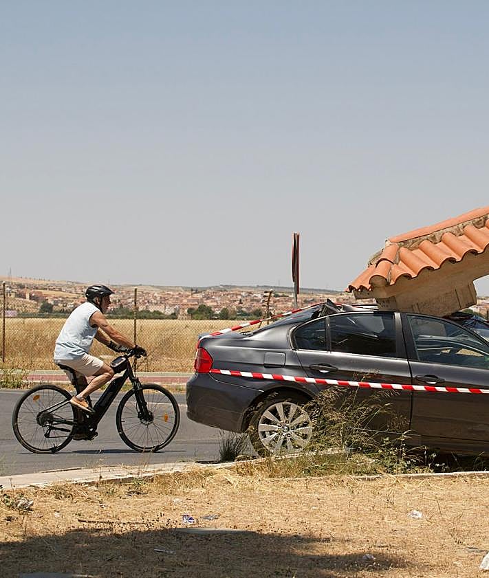 Imagen secundaria 2 - Varios vecinos de Ogíjares contemplan el coche siniestrado.