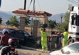 Operarios retiran los escombros ocasionados por la colisión del vehículo de Ogíjares.