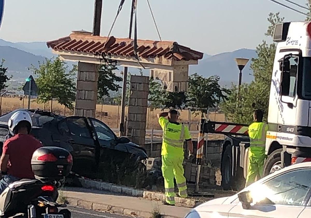 Operarios retiran los escombros ocasionados por la colisión del vehículo de Ogíjares.