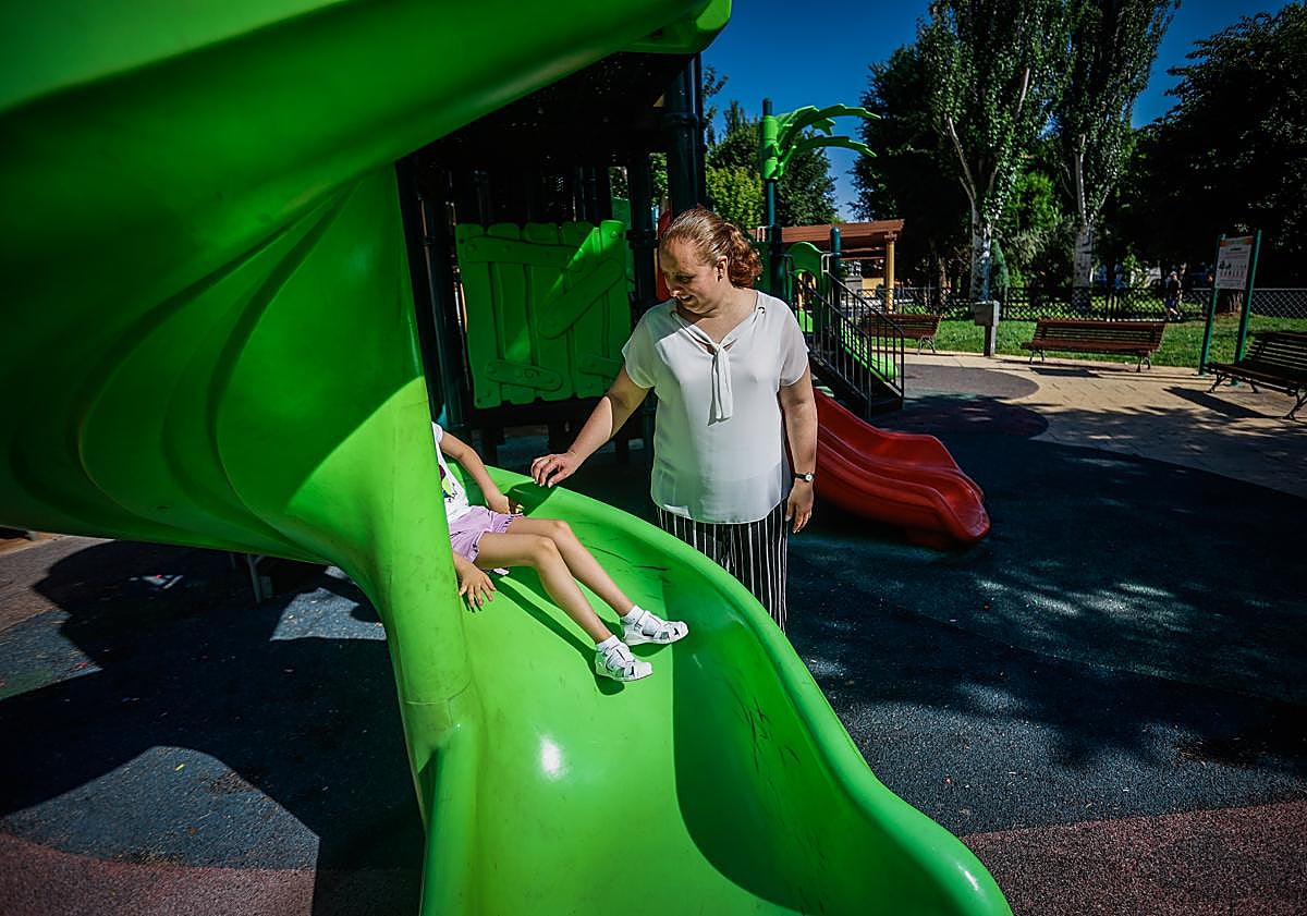 Imagen principal - Inma y Conchi 'persiguen' a Alma por los toboganes de Maracena.