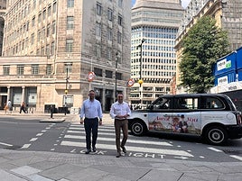 El presidente de la Diputación y el diputado de Medio Ambiente caminan por una calle londinense.
