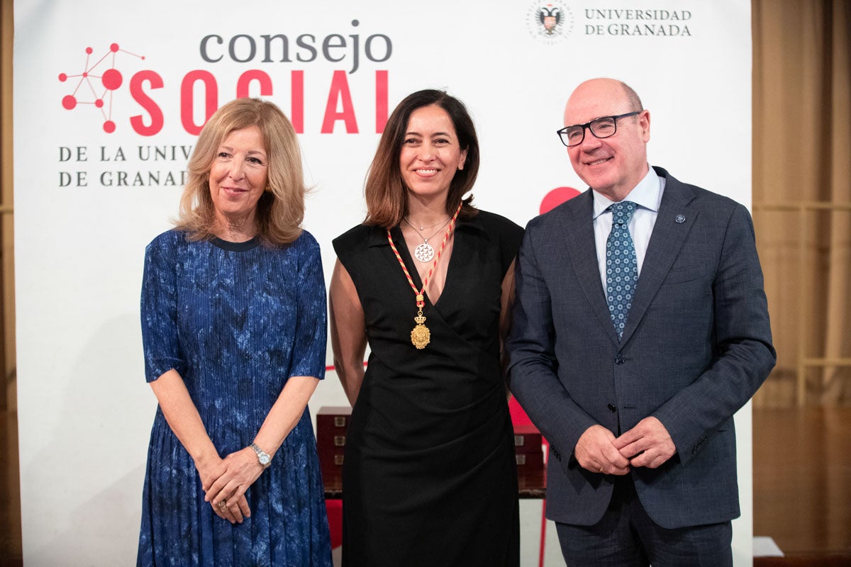 Las imágenes de la entrega de las medallas al Consejo Social de la UGR