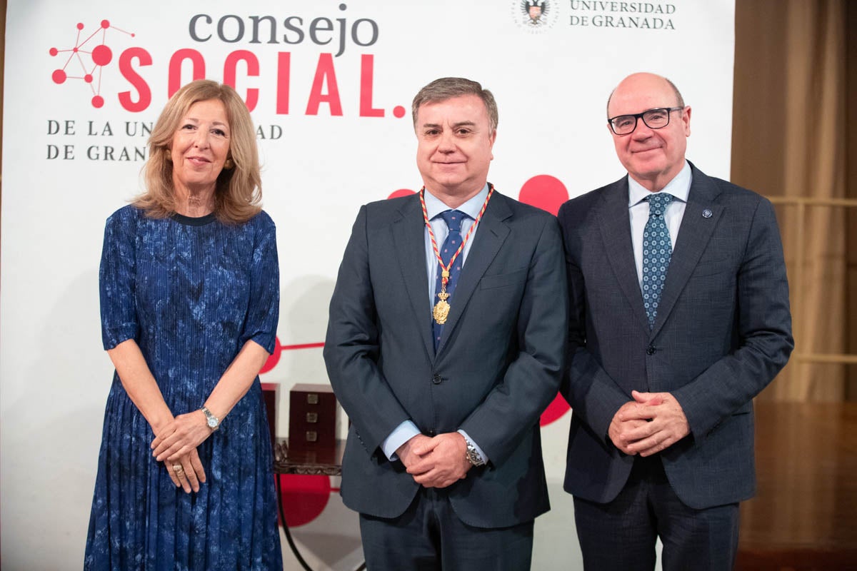 Las imágenes de la entrega de las medallas al Consejo Social de la UGR