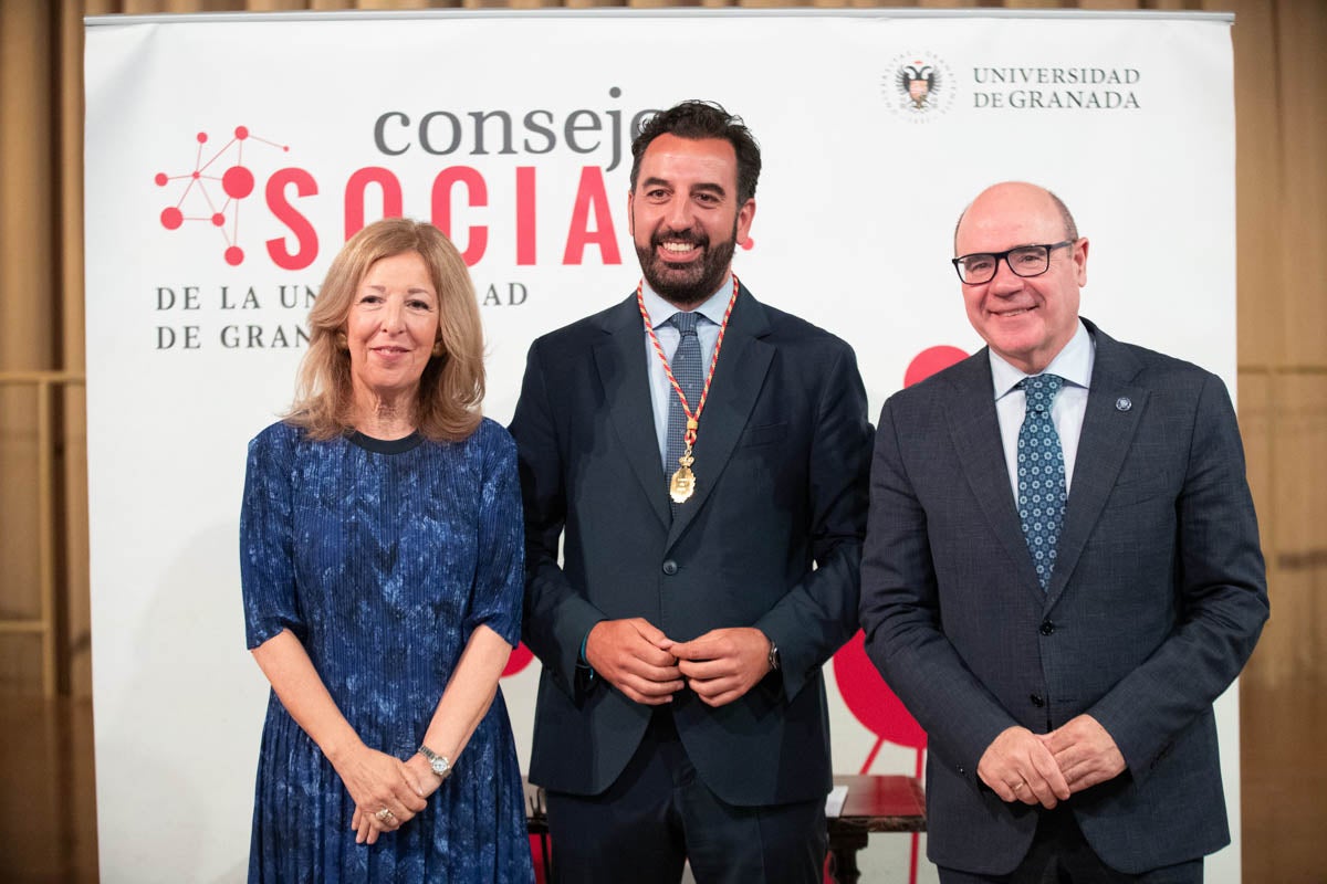 Las imágenes de la entrega de las medallas al Consejo Social de la UGR