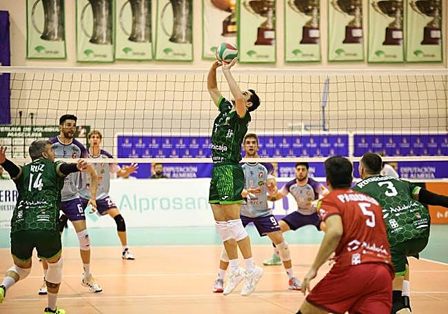 El brasileño hace magia con el balón en las manos.