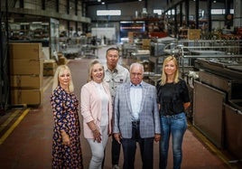 Miguel López rodeado por sus hijos Javier, Inma, Luz María y Elisabeth en las instalaciones de la empresa.