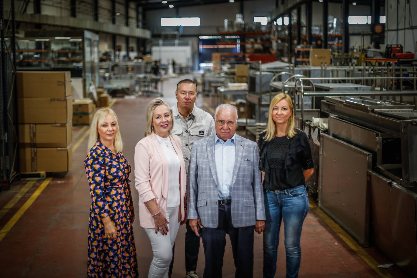 Miguel López rodeado por sus hijos Javier, Inma, Luz María y Elisabeth en las instalaciones de la empresa.