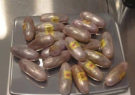 Bellotas de hachís incautadas al trabajador de un bar de Maracena.