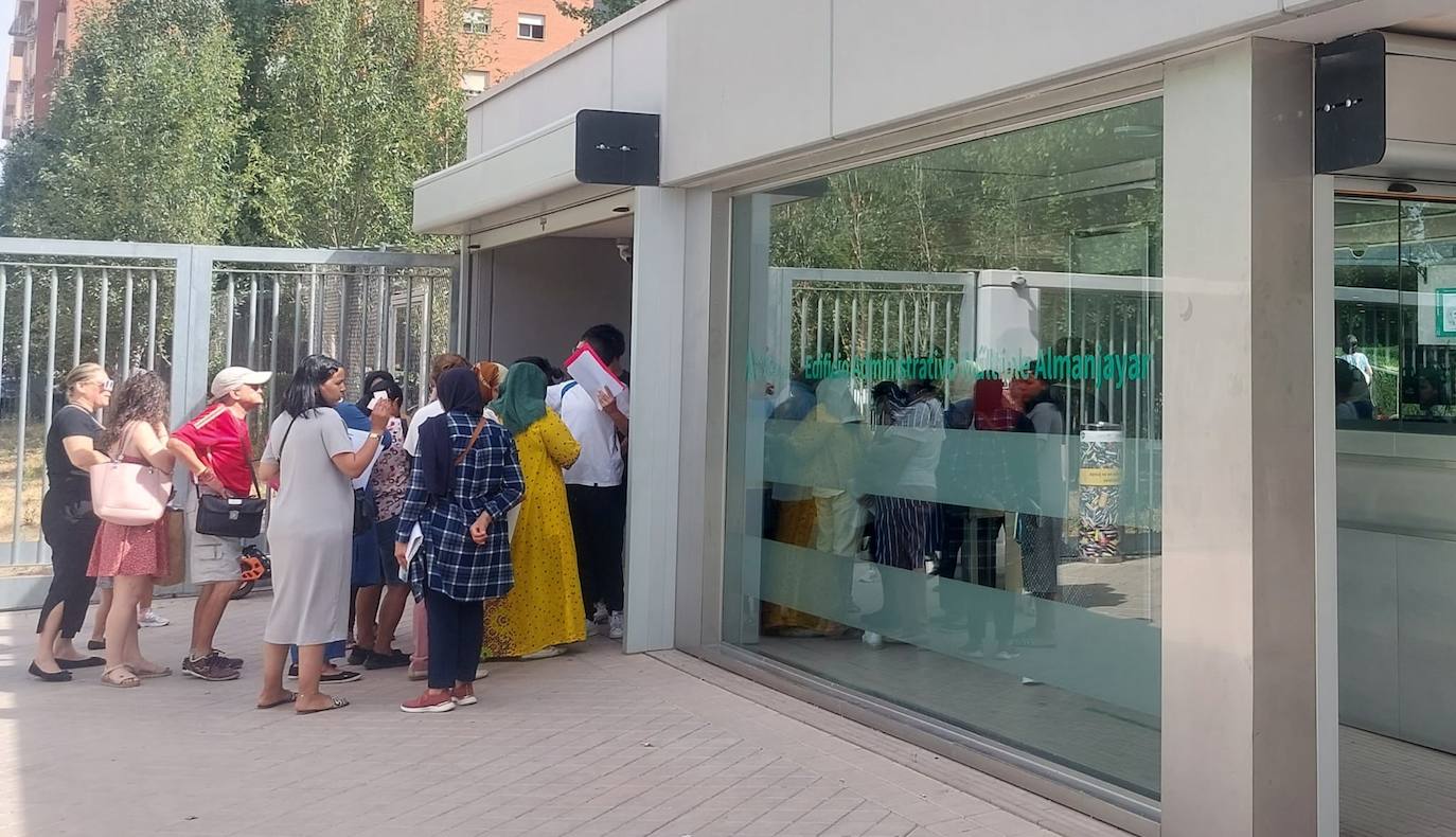 Personas a la espera de solicitar las subvenciones de alquiler