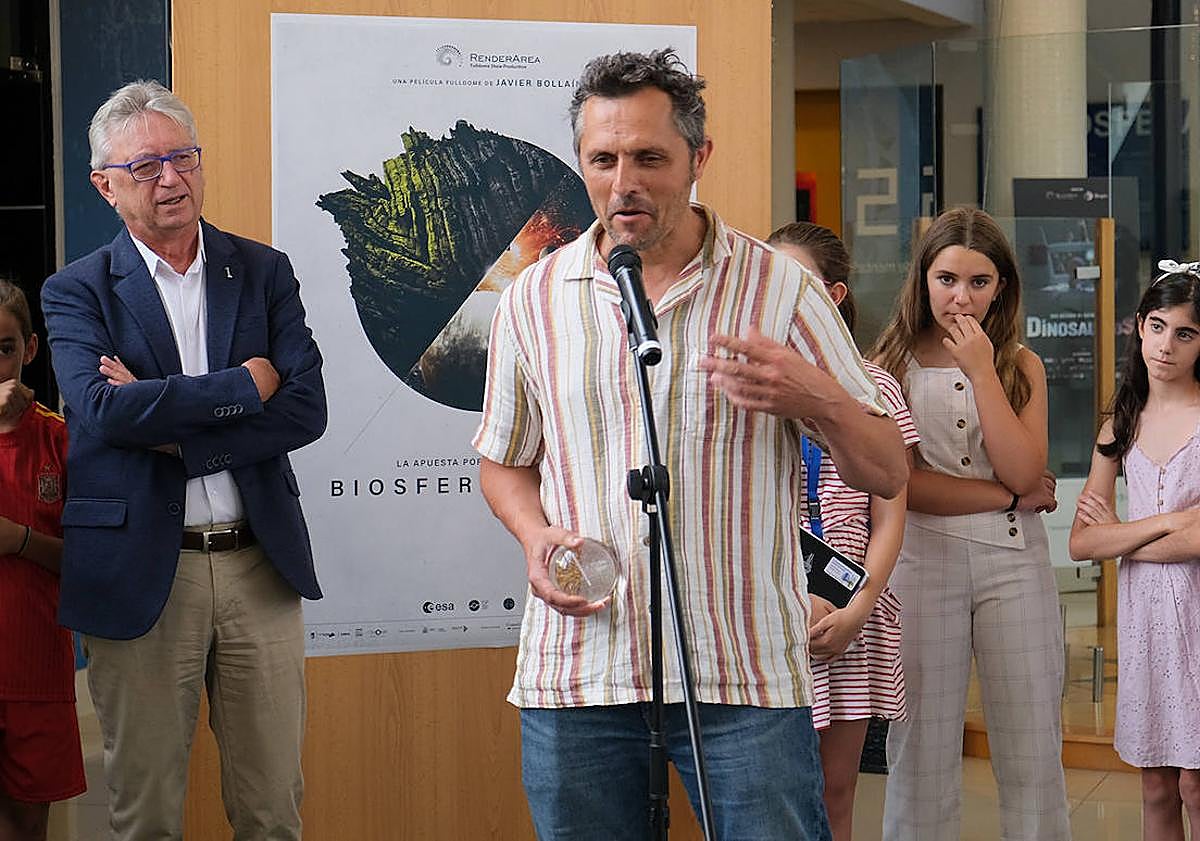 Imagen principal - Luis Alcalá y Javier Bollaín, durante la presentación. 