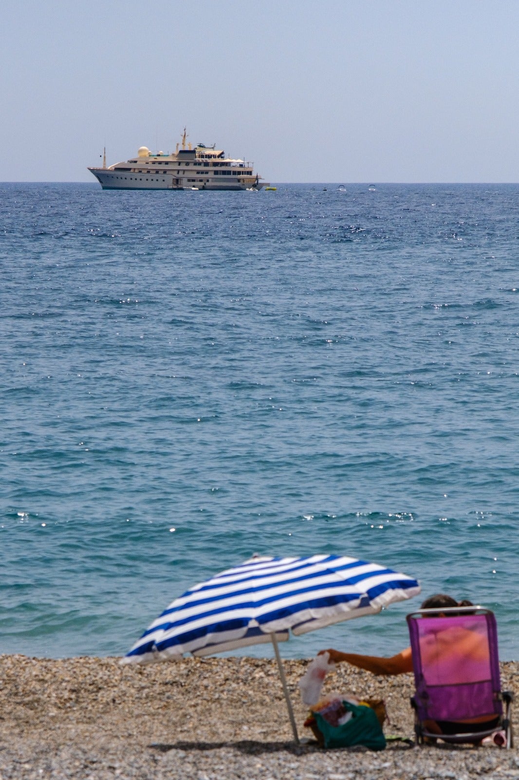 Las imágenes del yate de James Bond en las playas de Granada