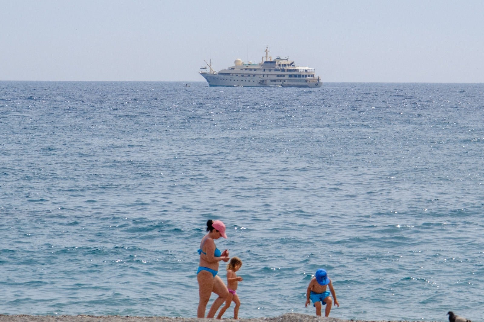 Las imágenes del yate de James Bond en las playas de Granada