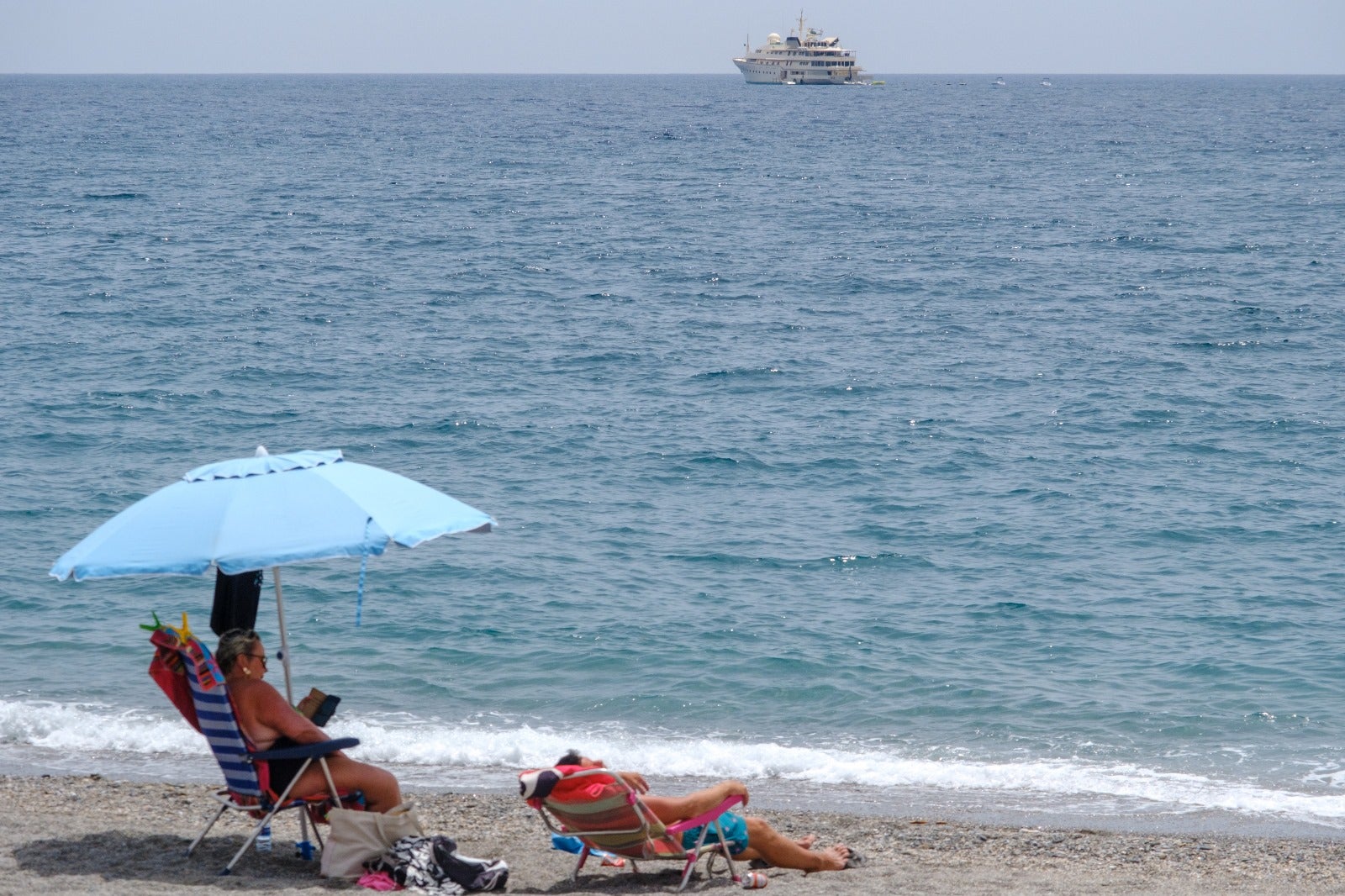 Las imágenes del yate de James Bond en las playas de Granada