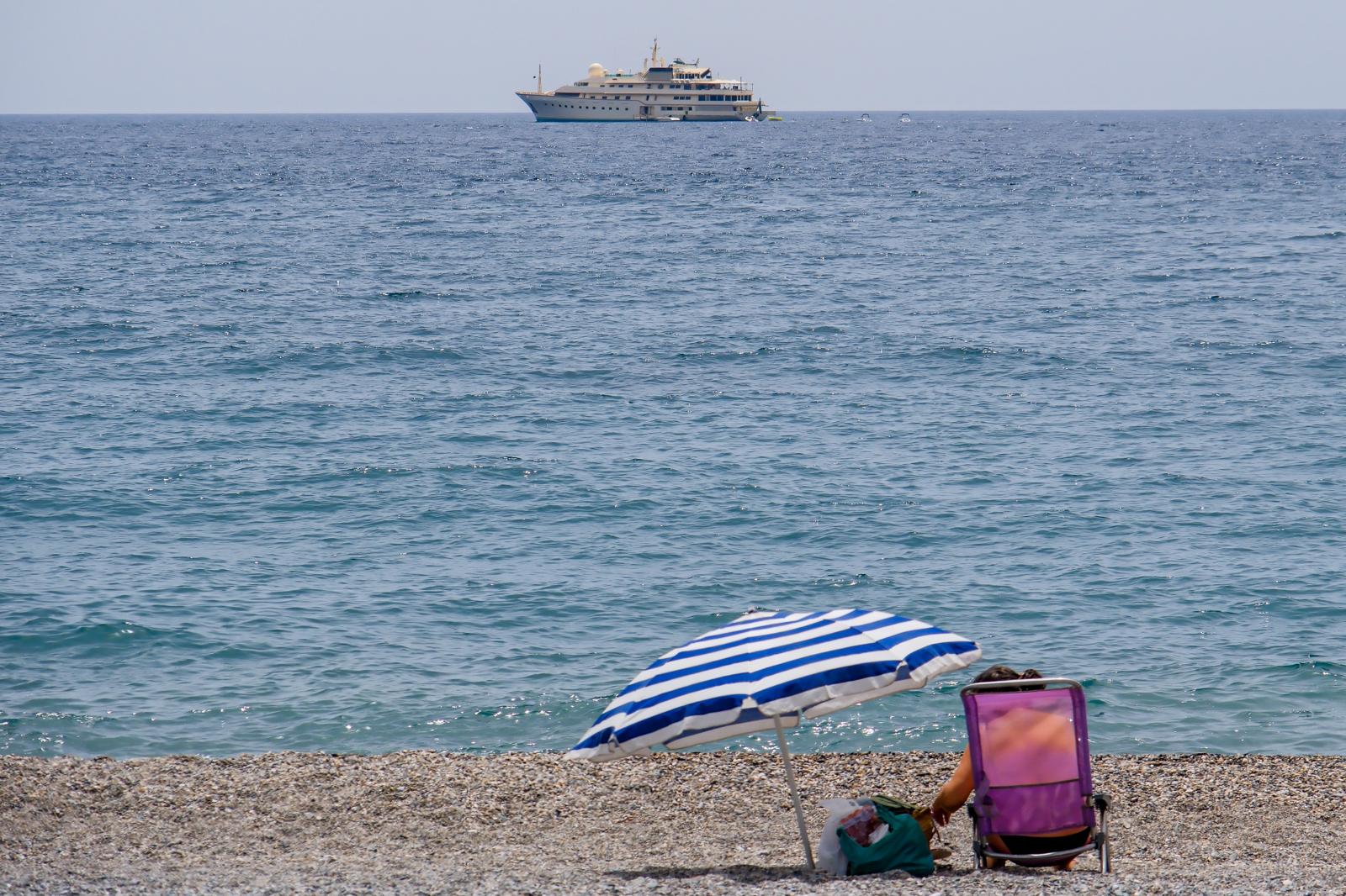 Las imágenes del yate de James Bond en las playas de Granada