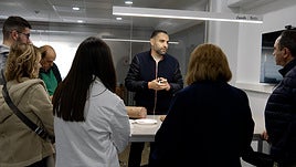 Antonio Caro Salmerón, CEOde United Caro, charla con varios trabajdores.