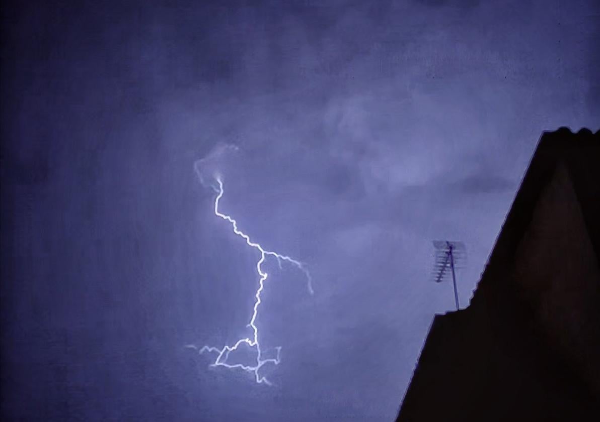 Una tormenta de rayos hace temblar Granada