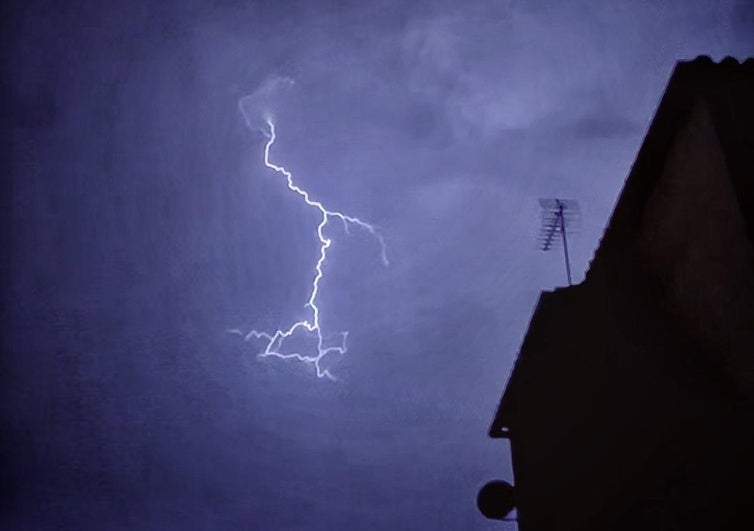 Rayos captados este jueves de madrugada en Granada.