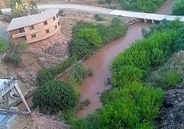 Agua desembalsada río abajo en el Guadalén.