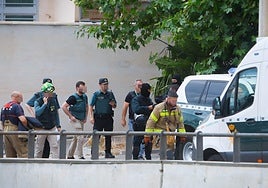 Efectivos de la Guardia Civil y Bomberos en la zona del atrincherado de La Zubia.