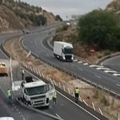 Un camión cargado de mármol queda cruzado en la A-92 de Granada en dirección contraria