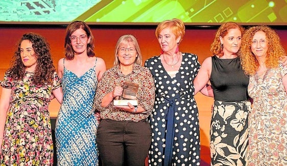 Parte del equipo de trabajadoras y voluntarias que trabajan en el proyecto Mujer y Madre de las Hermanas de la Consolación de Linares, Lidia Rama, Silvia Sanchis, Matilde Hurtado, Himilce Gálvez e Ignacia Lozano, junto a la redactora de IDEAL Ascensión Cubillo en la entrega del premio IDEALES en la categoría de Valores Humanos.