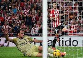 Ignasi intenta evitar un tiro a meta de Guruzeta, quien en otro momento marcó el gol polémico.