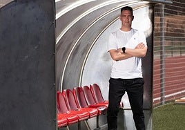 Juan Antonio Milla posa para IDEAL en el campo de fútbol de Albolote.