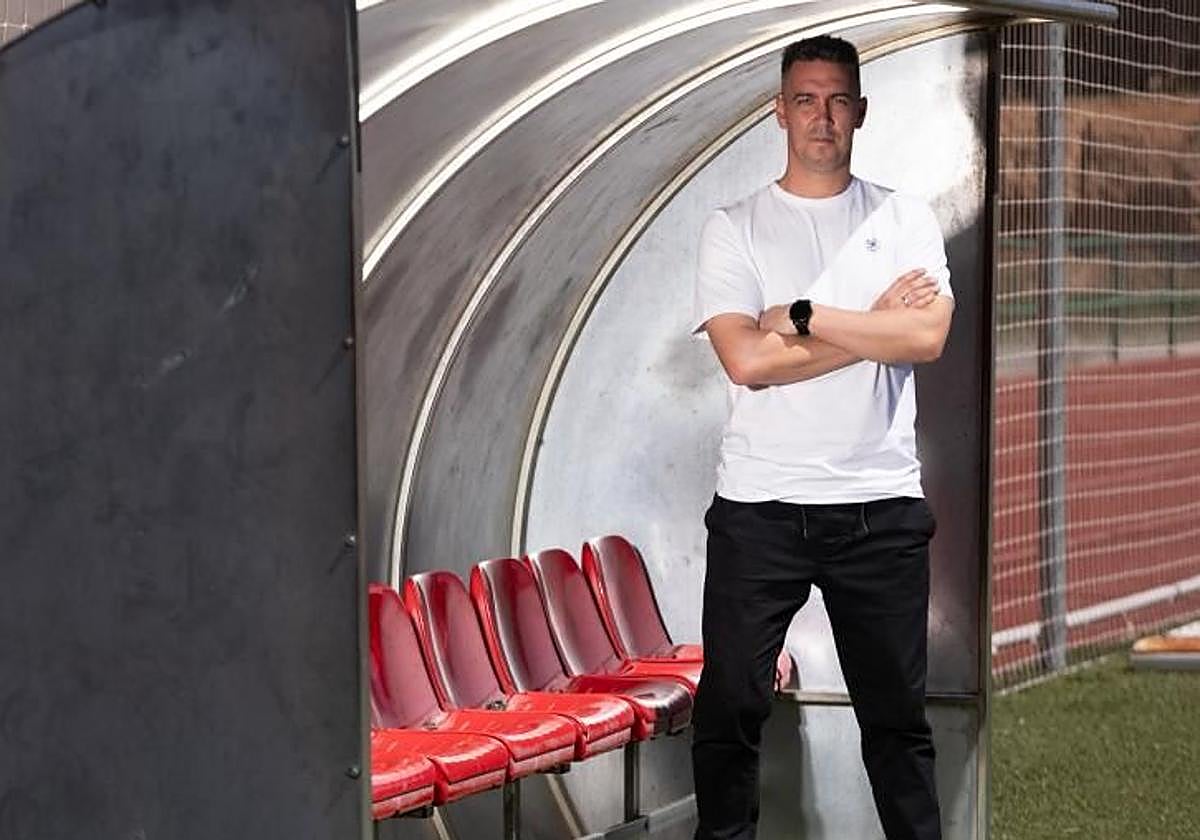 Juan Antonio Milla posa para IDEAL en el campo de fútbol de Albolote.
