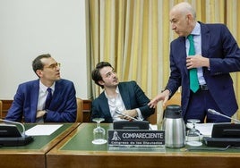 Kilian López Solé, en el centro, durante su intervención en la comisión del Congreso.