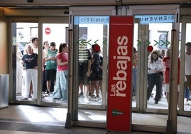 Granada vive un inicio escalado de rebajas «sin efecto» para los pequeños