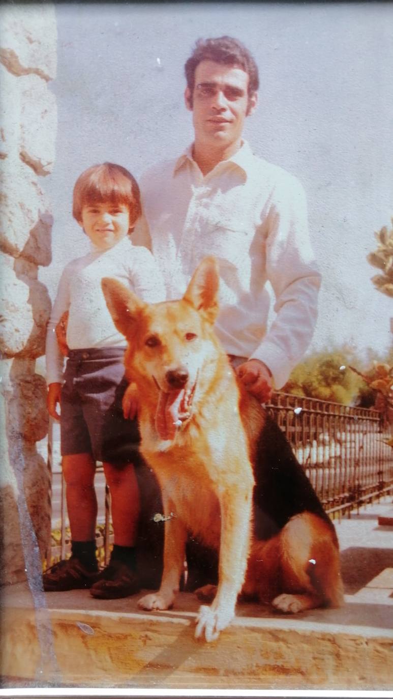 El accitano Francisco Medina, asesinado por ETA, con su hijo Pablo y su perro Rintintín.