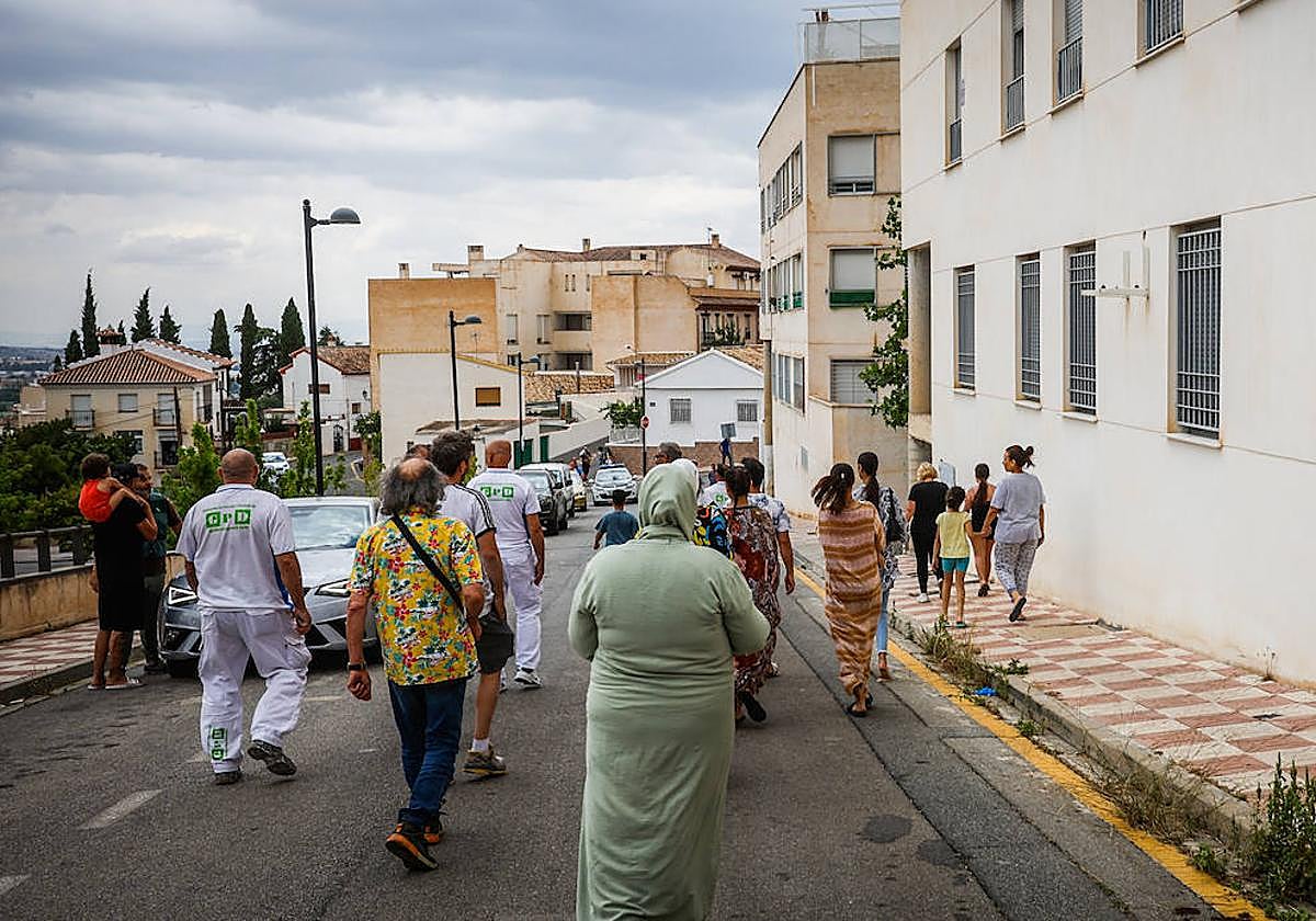 Vecinos regresando a sus pisos después de que la Guardia Civil se llevara detenido al hombre que se atrincheró en su casa de La Zubia.