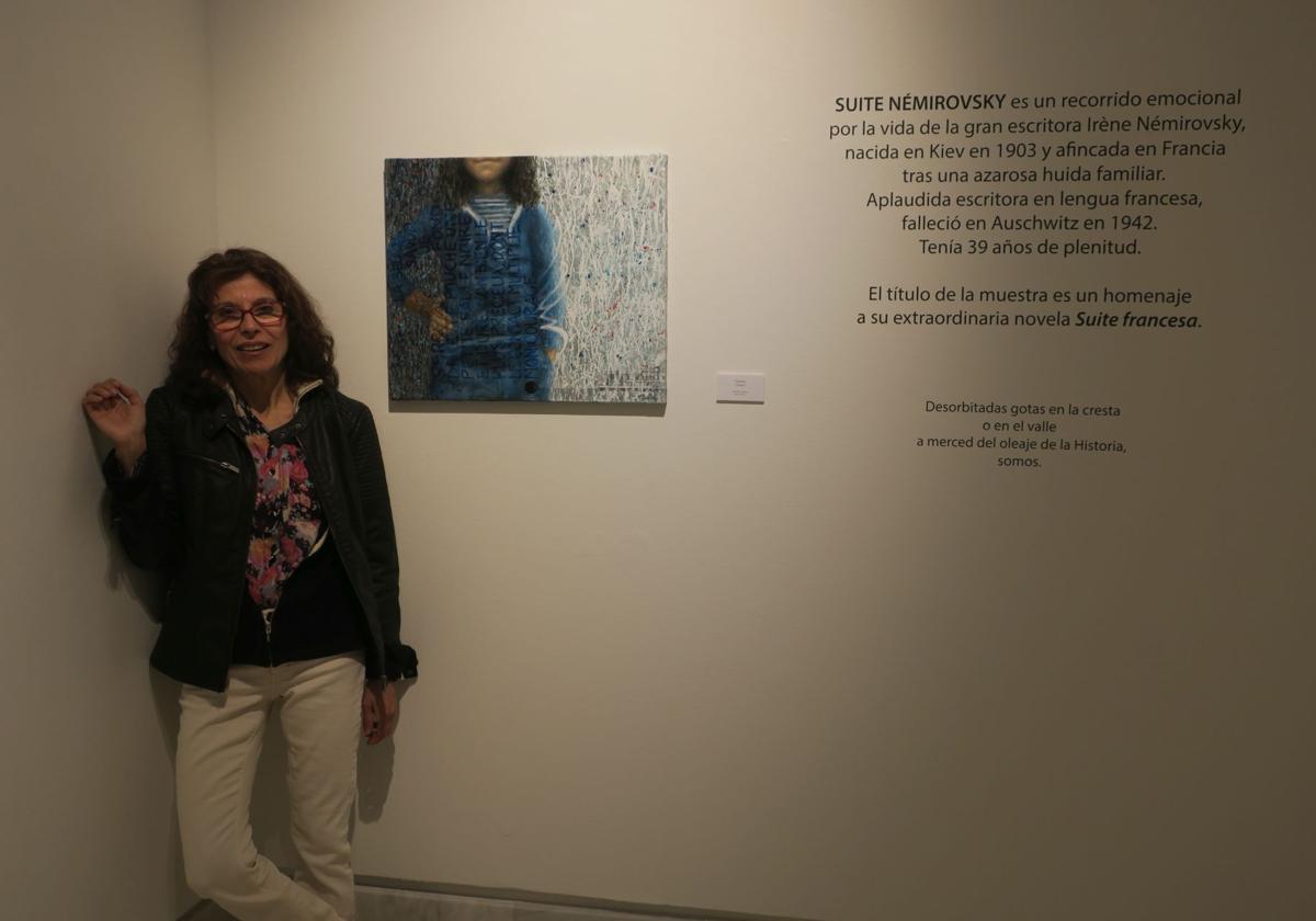 Elena Laura Serrano, junto a la obra que abre la exposición.