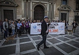 El juez pasa por delante de una manifestación en apoyo a Juana Rivas en 2019.