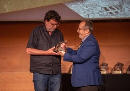 Manuel Berlanga recoge el premio de manos de José M. Liébana, redactor de IDEAL Jaén.