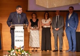 Andrés Rodríguez, director general de Macrosad, agradece el premio, arropado por compañeras y compañeros de su equipo.