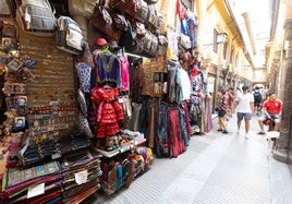 Comercios con productos típicios para turistas en la Alcaicería.