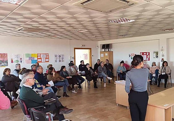 Una de las reuniones que se ha hecho con la población para poner en común las necesidades.